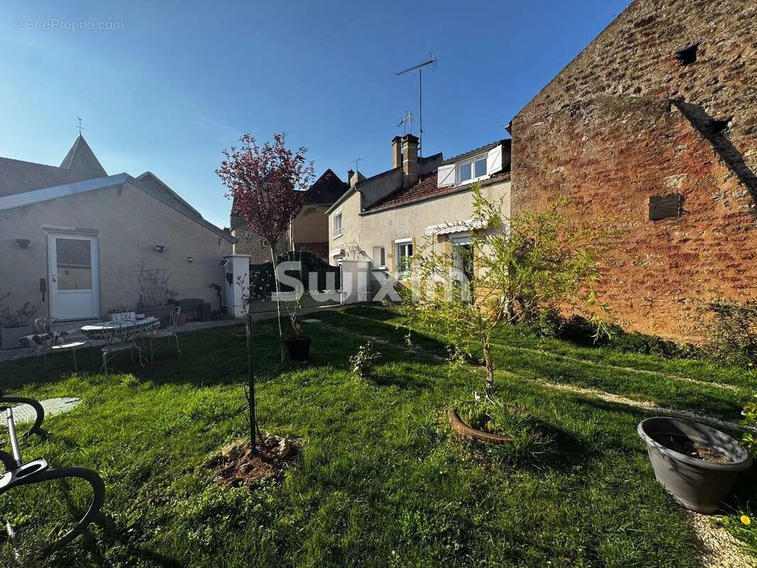 Maison à SAVIGNY-EN-TERRE-PLAINE
