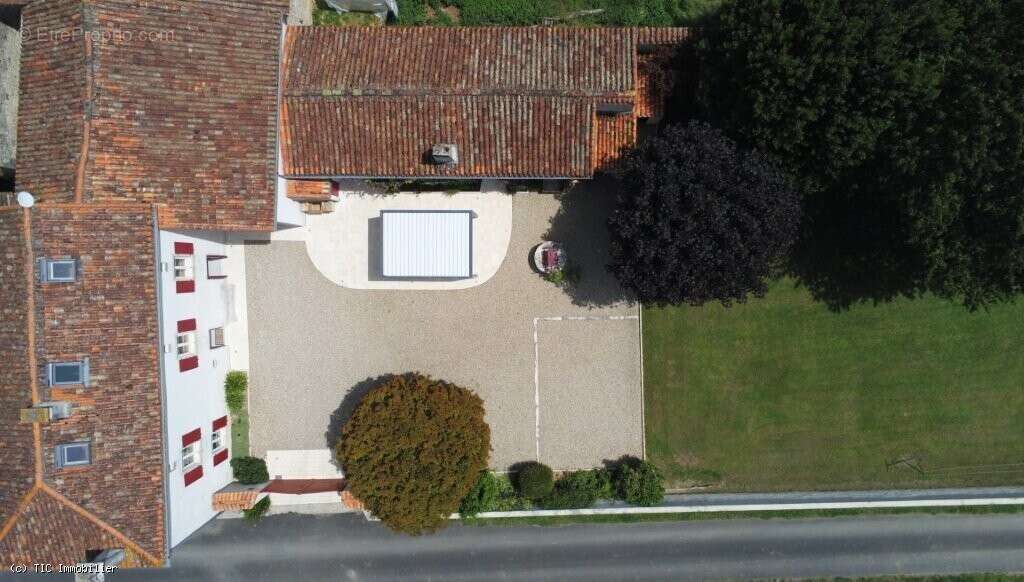 Maison à AIGRE