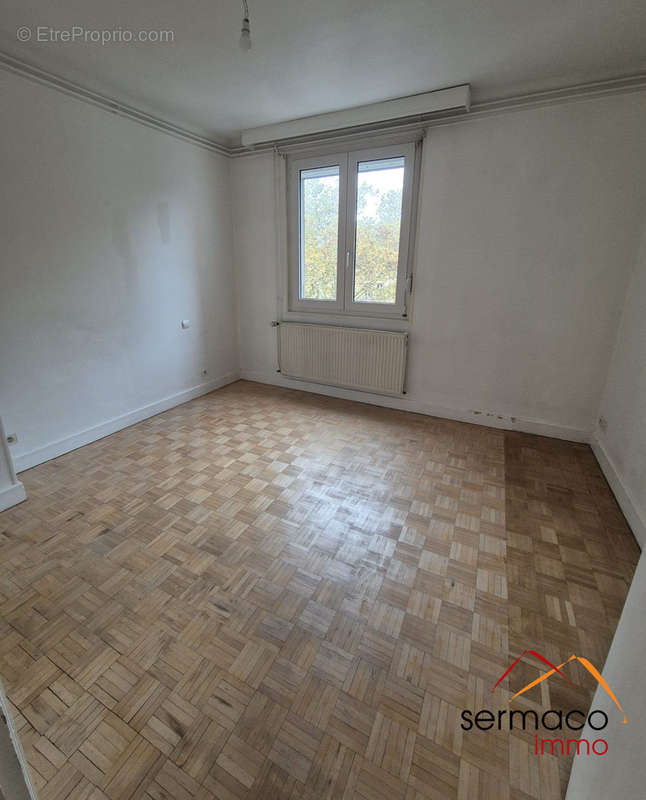 chambre 2 - Appartement à SARREGUEMINES