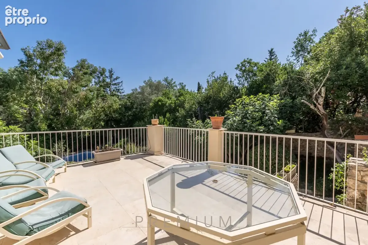 Propriété de caractère avec vue dominante et piscine. Un écrin de verdure rare - photo 3