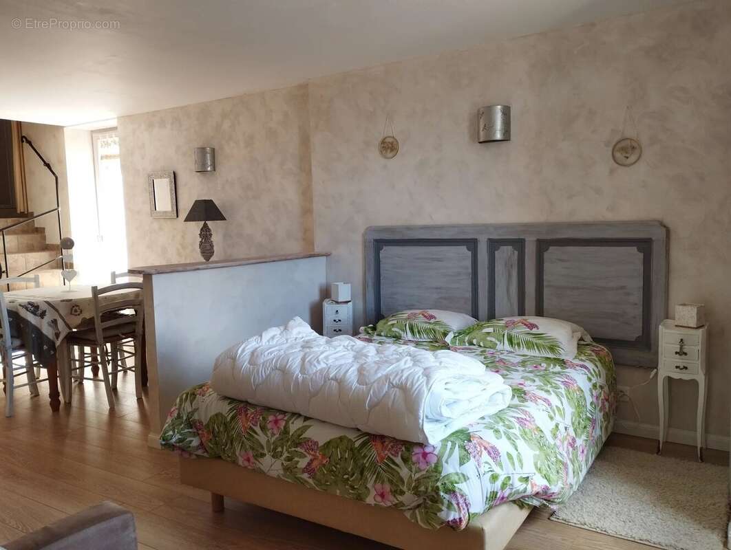 Appartement à COURSEGOULES