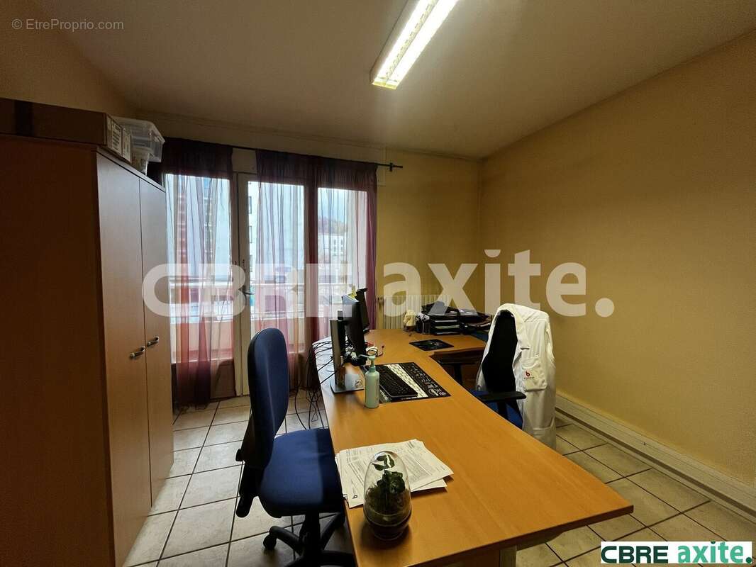 236 m² à Bourgoin-Jallieu  - photo 3