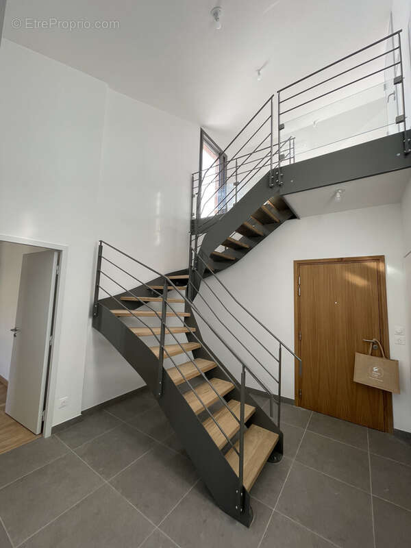 Appartement à LA TOUR-DE-SALVAGNY