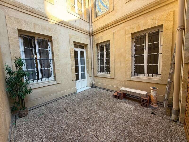 Appartement t3 (dpe c) avec terrasse - bordeaux quartier st pierre/camille jullian - immeuble en pierre rénové - photo 2