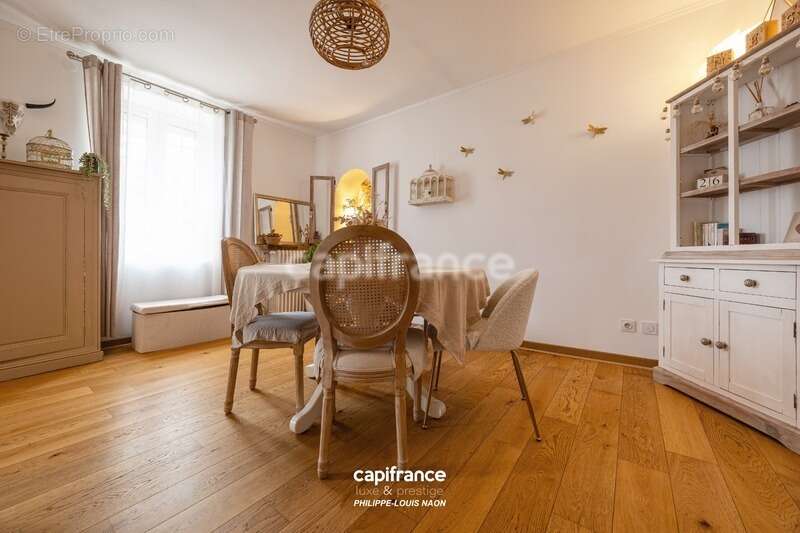 Superbe demeure rénovée avec 5 chambres, un double garage et une piscine ! - photo 2
