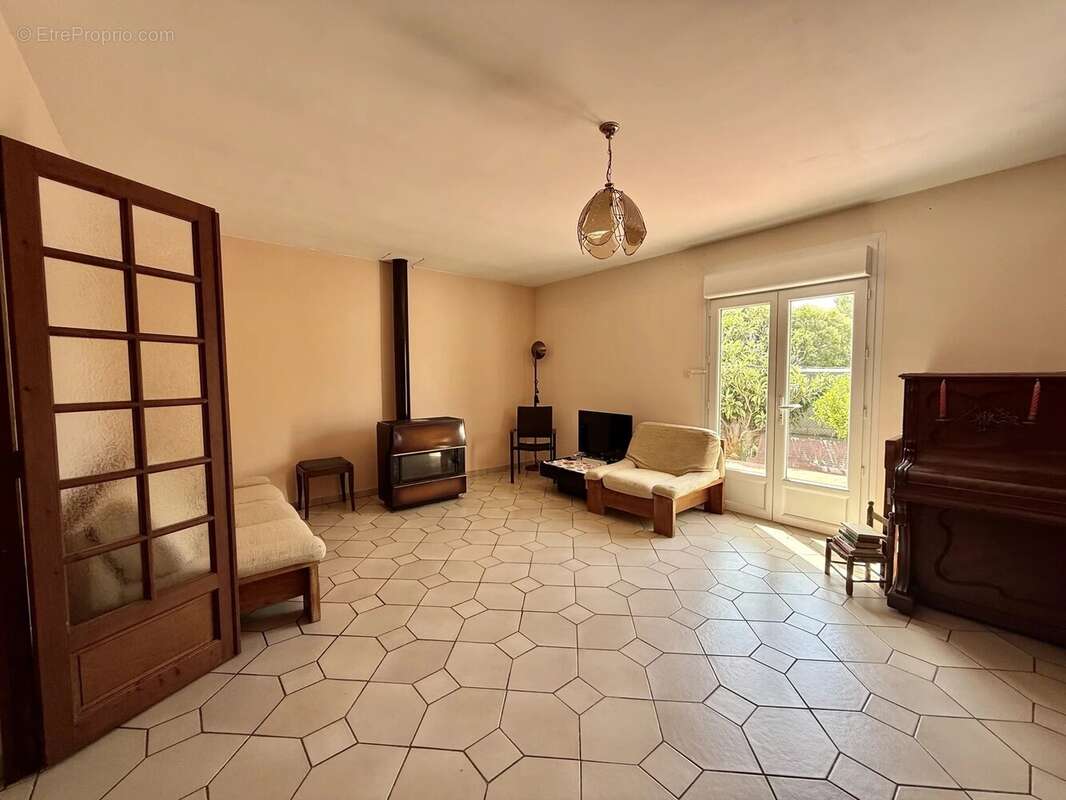 Maison à CAVES