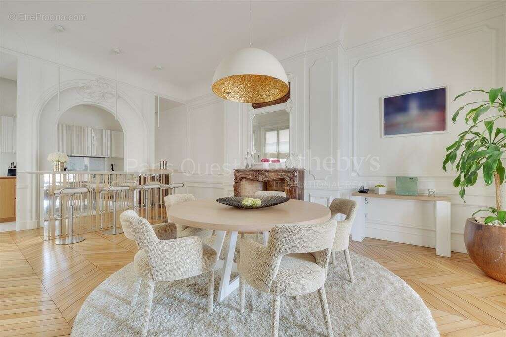 Appartement à PARIS-16E