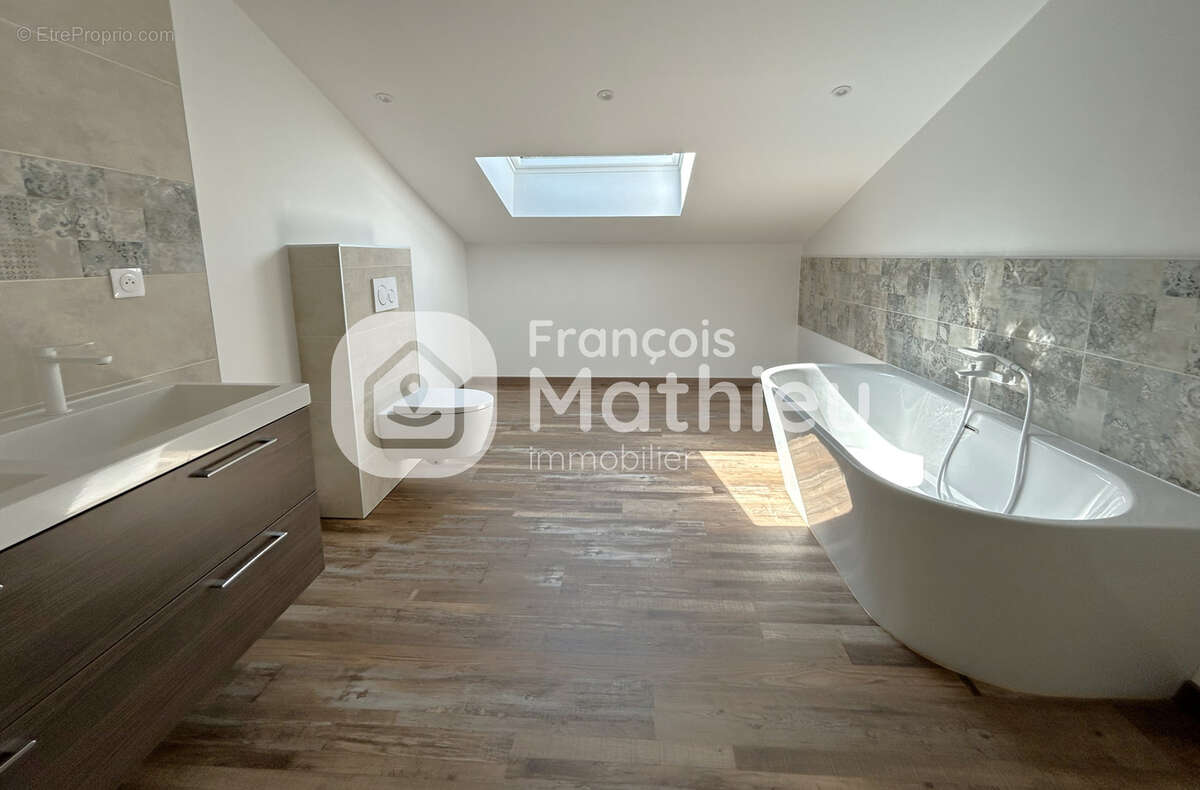 Châtillon-sur-Chalaronne - Appartement de standing T6 d'environ 196m2 (245m2 au sol) en plein centre. - photo 15