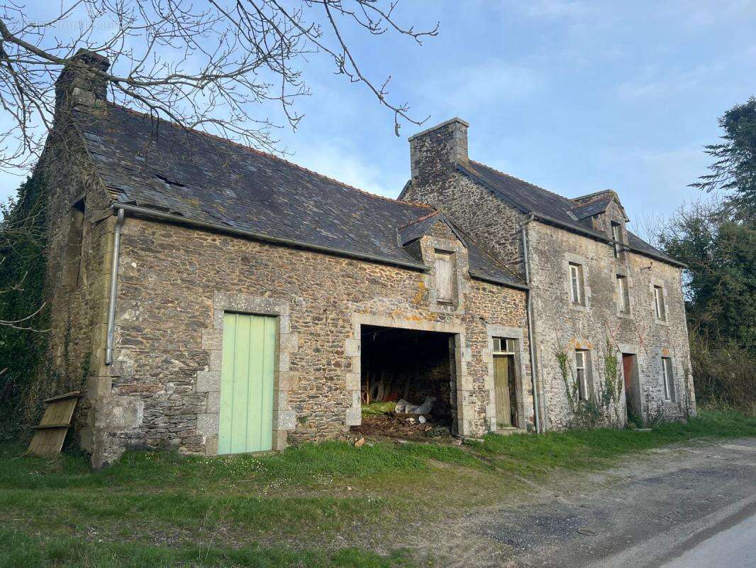 Maison à ALLINEUC