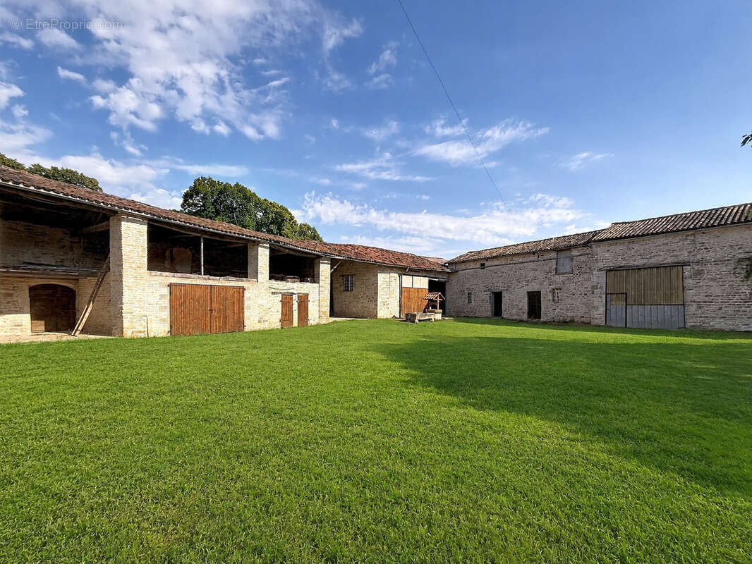SECTEUR RUFFEC Très beau logis et ses dépendances à rénover - photo 13