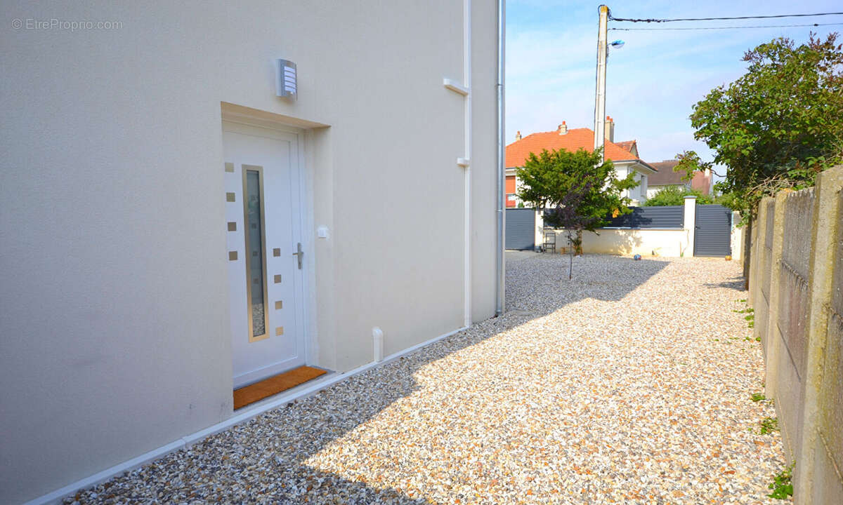 Appartement à LES CLAYES-SOUS-BOIS