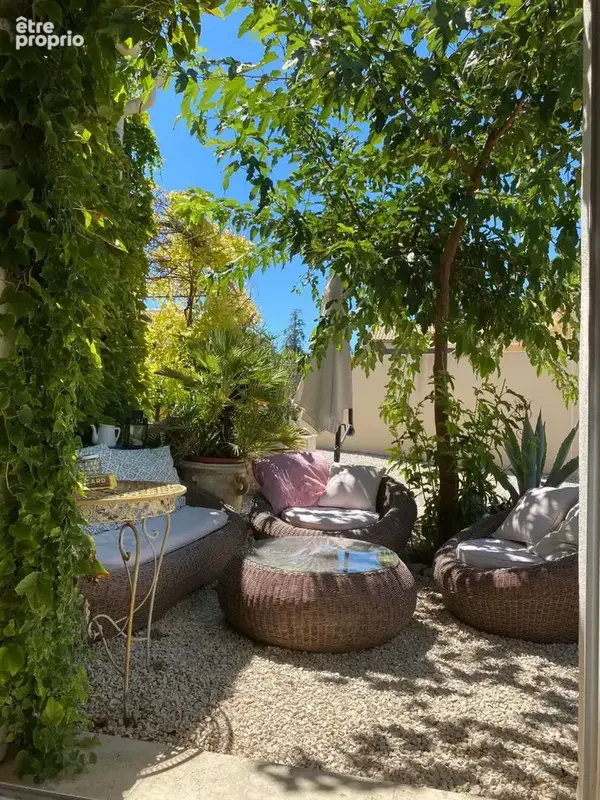 Villa avec piscine et studio indépendant sur 533 m² de jardin clos et arboré. - photo 3