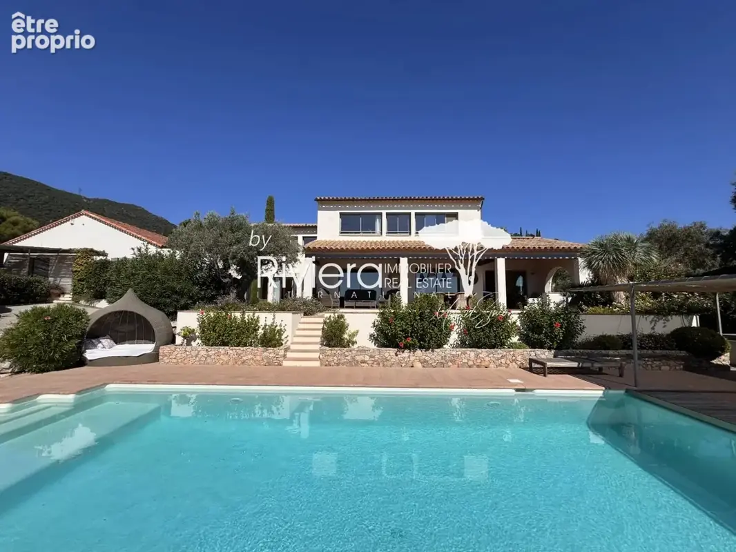 CAVALAIRE - Propriété 486m2 avec piscine et vue mer ! - photo 5