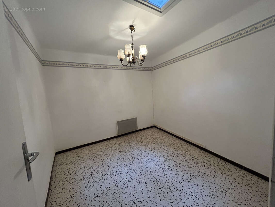 Maison à VIC-LA-GARDIOLE