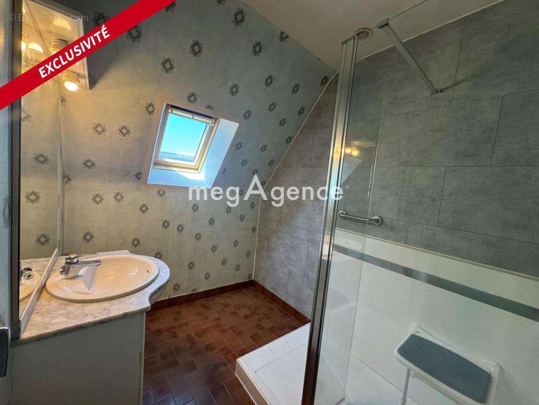 Lanester – Maison 3 chambres avec garage, jardin clos et beau potentiel - photo 9