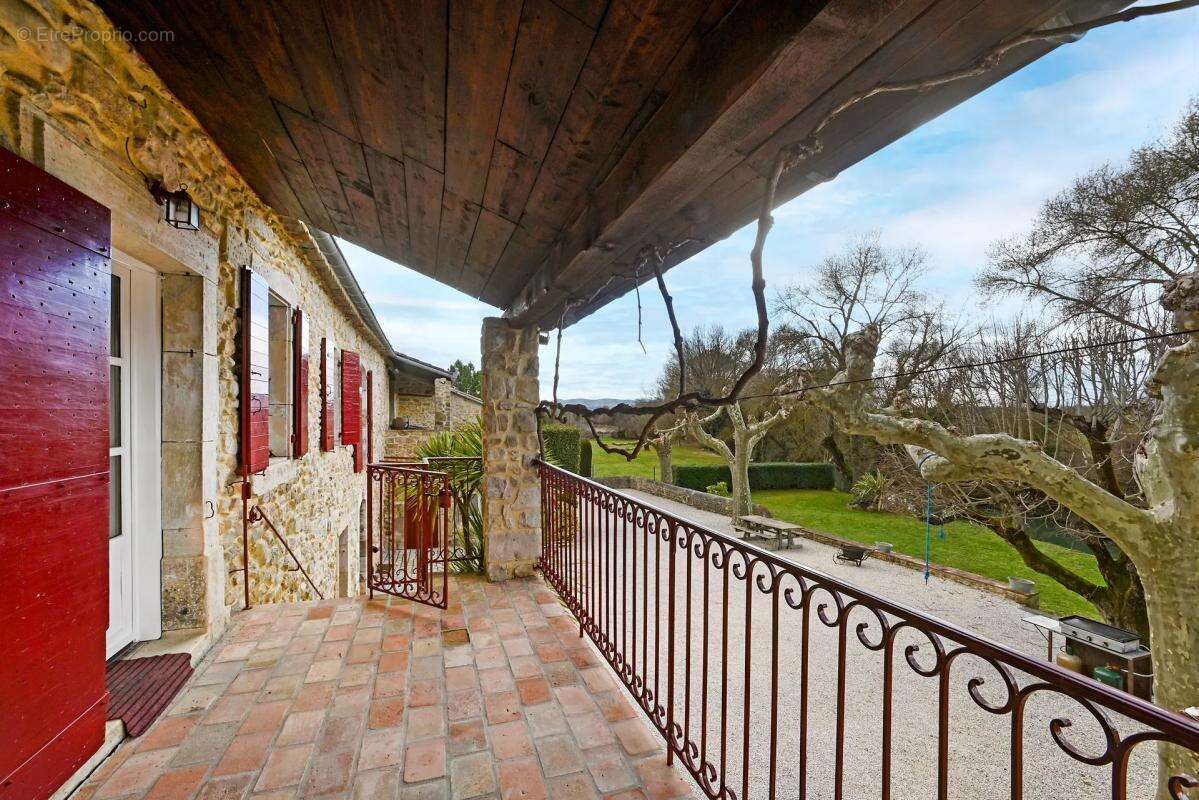 Maison à SAINT-JEAN-DE-MARUEJOLS-ET-AVEJAN