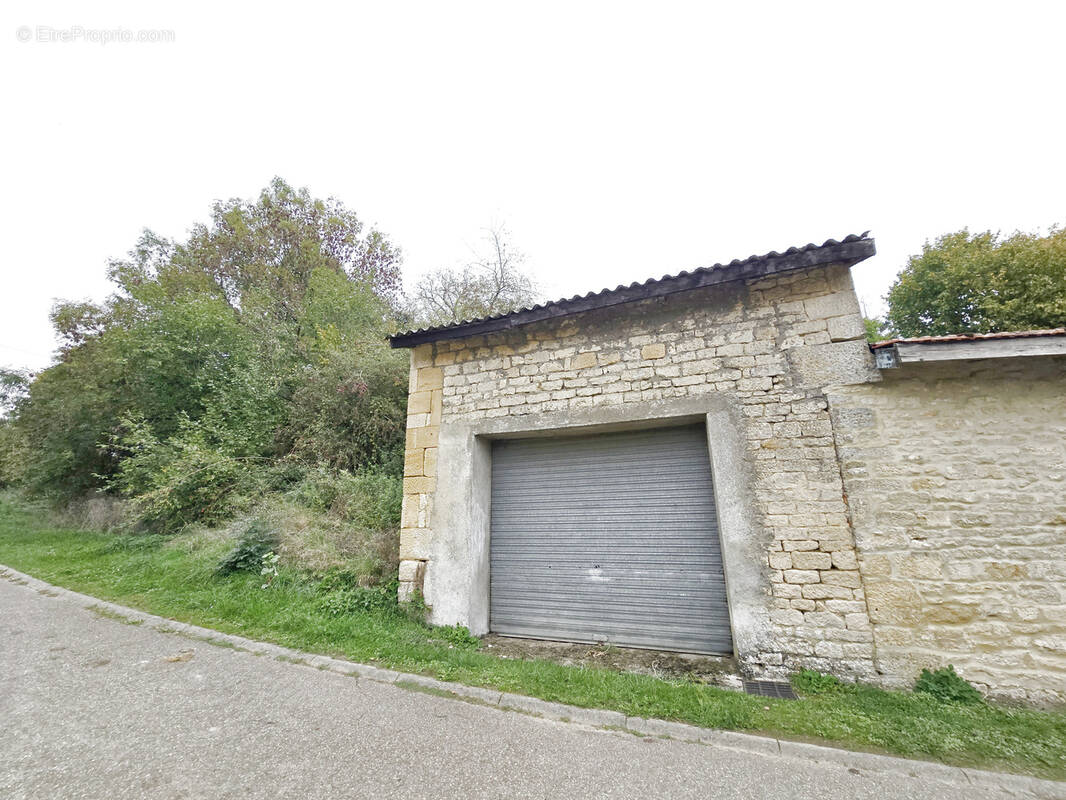 Parking à PETIT-FAILLY