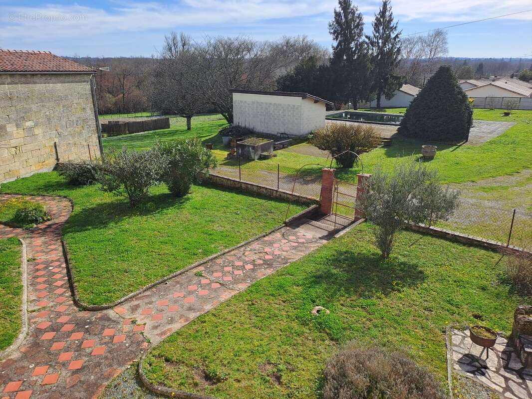 Propriété de caractère avec dépendances et un terrain constructible - photo 18