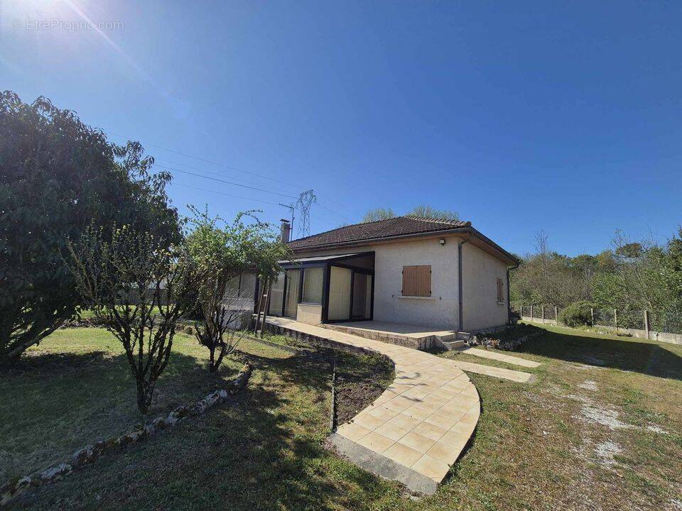 Saint Sauveur- 2 chambres- terrain 2133m²- Calme- proximité - Maison à SAINT-SAUVEUR