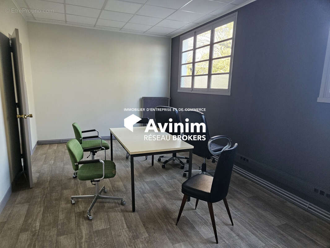 Commerce 7429 m² à Cousance  - photo 6