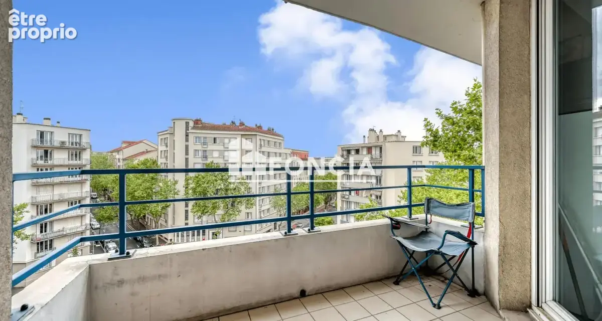 VILLEURBANNE - PLACE MARENGO (Limite Lyon 3e) – T3 de 64 m² en Étage Élevé avec Balcon, Parking & Cave - photo 8