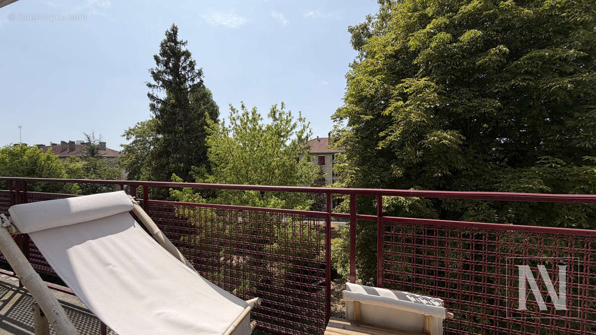 Coup de cœur assuré ! Appartement 66m2 avec garage, balcon traversant et climatisation dans une résidence verd - photo 8