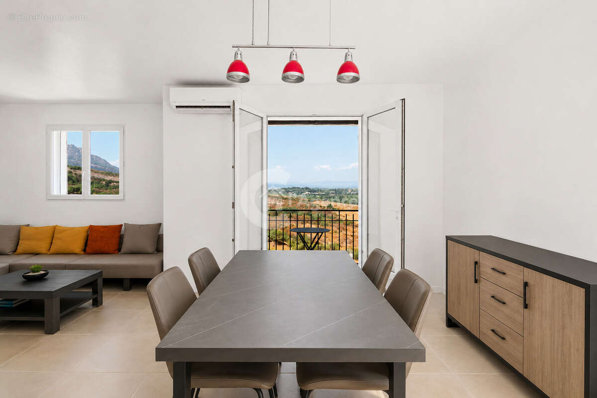 Photo Maison à Roquebrune-Sur-Argens au prix de 359 000€