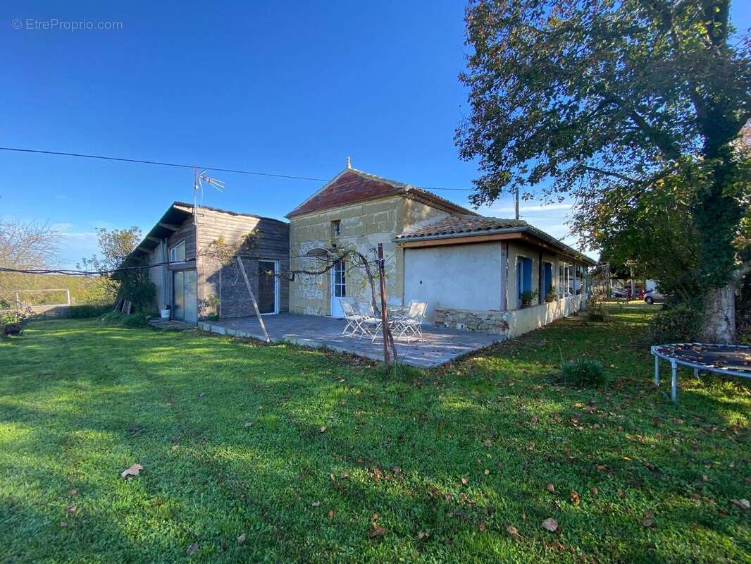 Maison 215 m² à Saint-Colomb-De-Lauzun  - photo 2