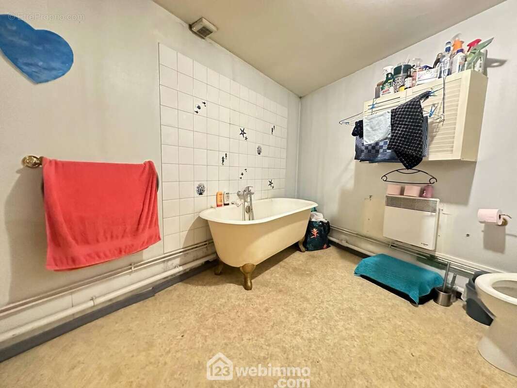 Une baignoire et wc