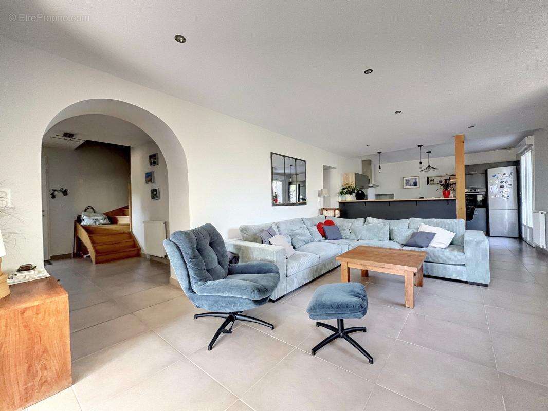À vendre – Gevrey-Chambertin  Maison familiale entièrement rénovée de 182 m² 5 chambres - photo 6
