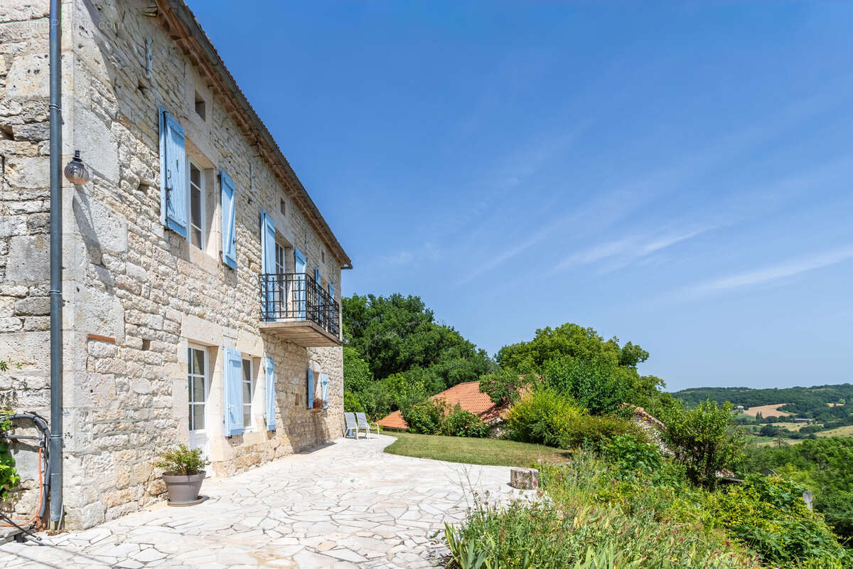 Maison de campagne avec annexes, piscine, grange et vue - photo 2