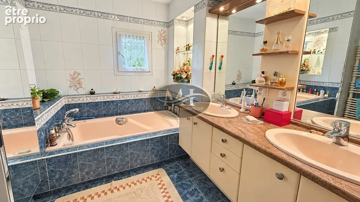 Maison familiale 151 m2   Terrain arboré de 945 m2   Grande piscine à débordement   Martigues Jonquières - photo 10