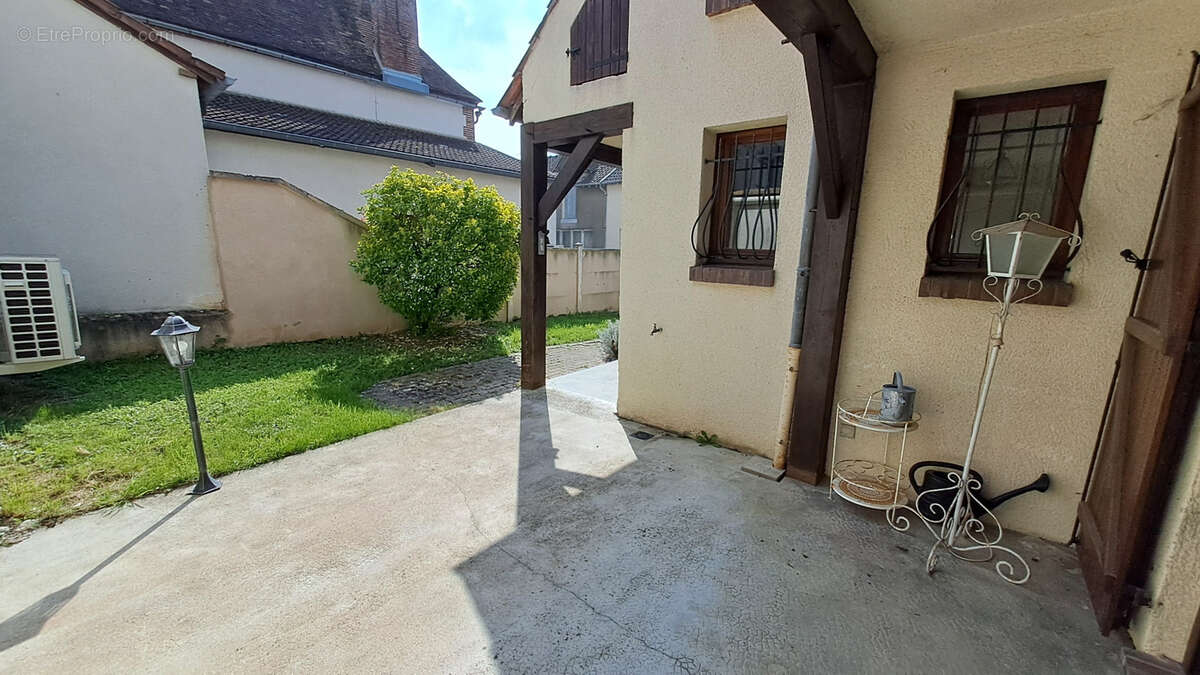 Maison à AILLANT-SUR-THOLON