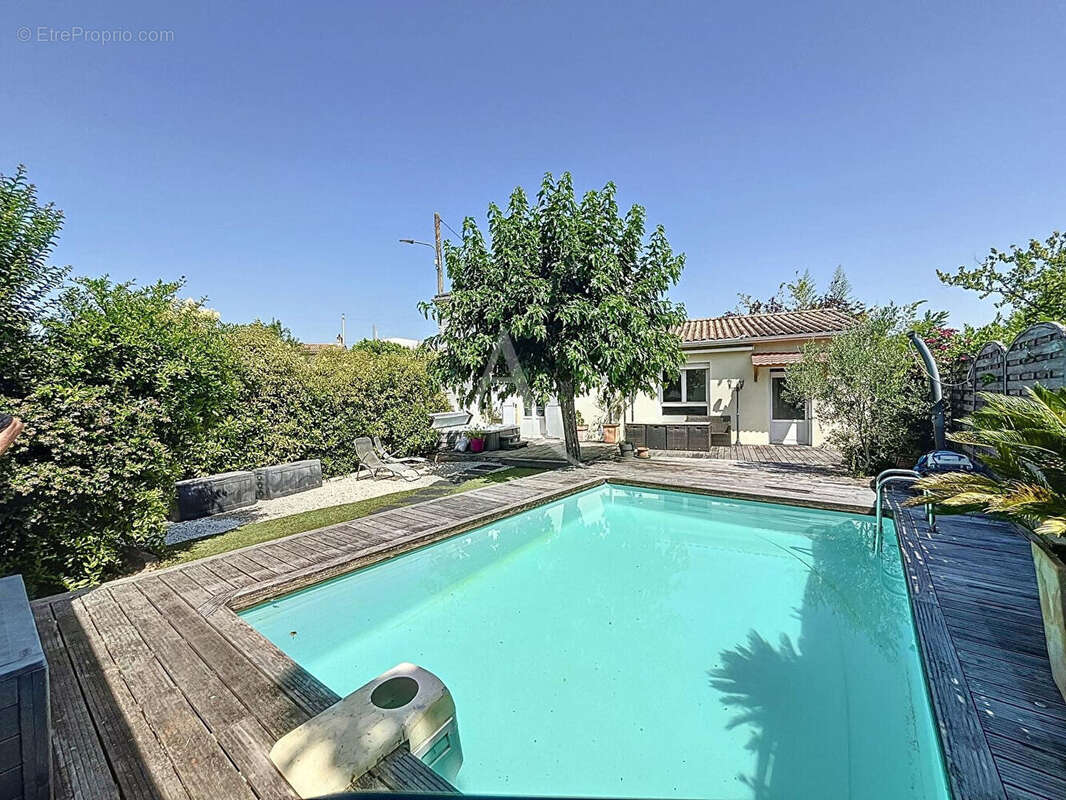 GRADIGNAN - Belle maison familiale avec piscine et garage - photo 2