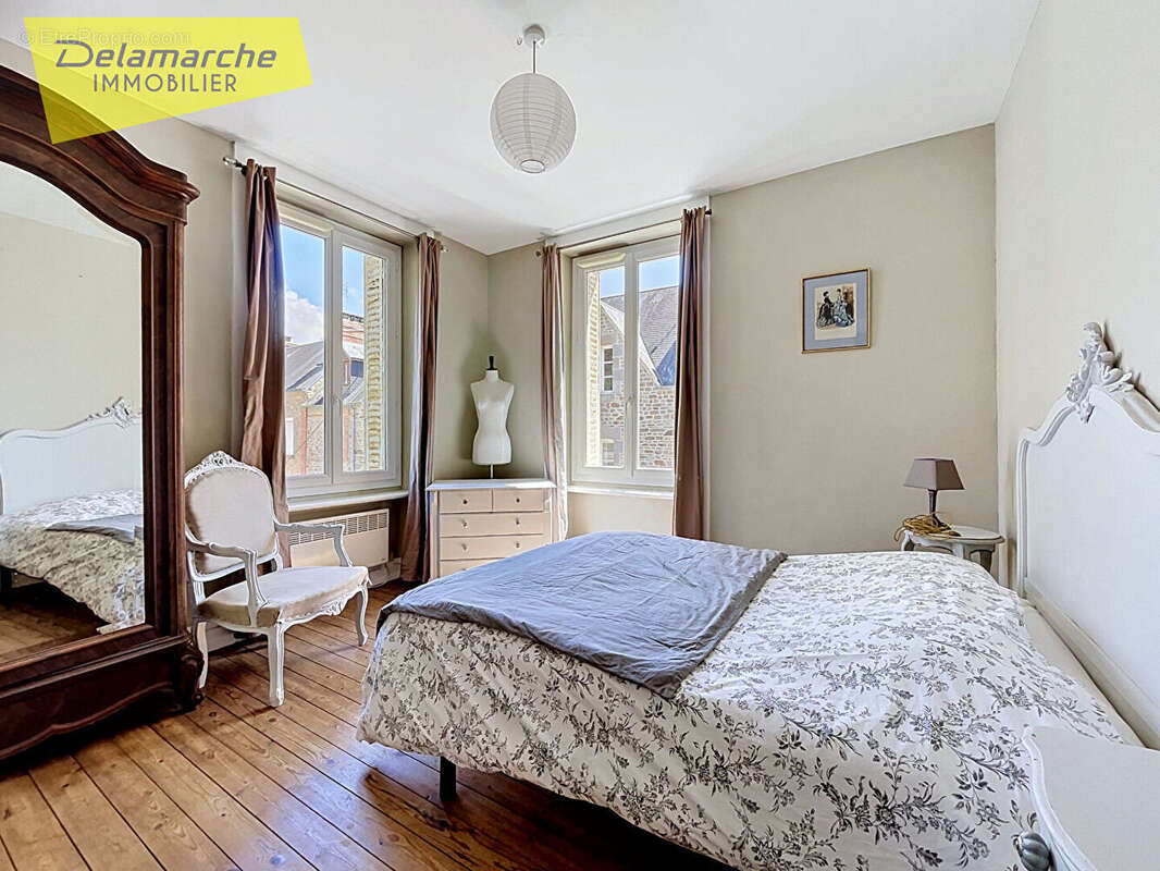 Immeuble historique - 2 appartements et 1 local commercial - Saint-Jean-le-Thomas (50530) - photo 5