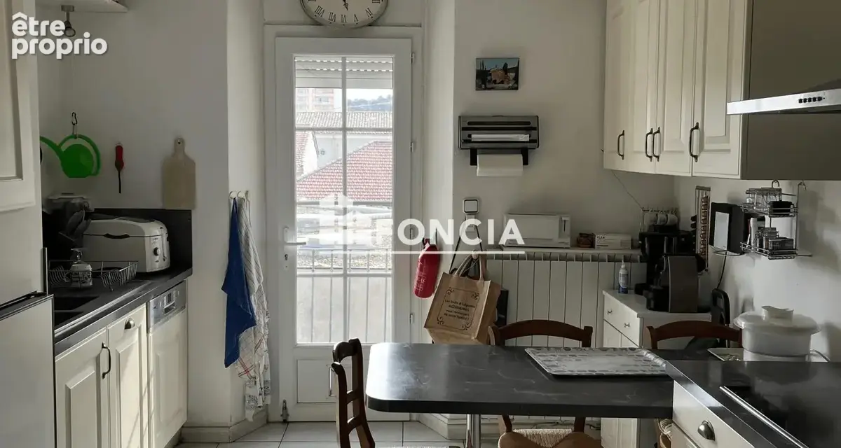 Alès Coeur de Ville - Duplex de caractère avec terrasse, au 3ème étage d'un immeuble ancien - photo 4