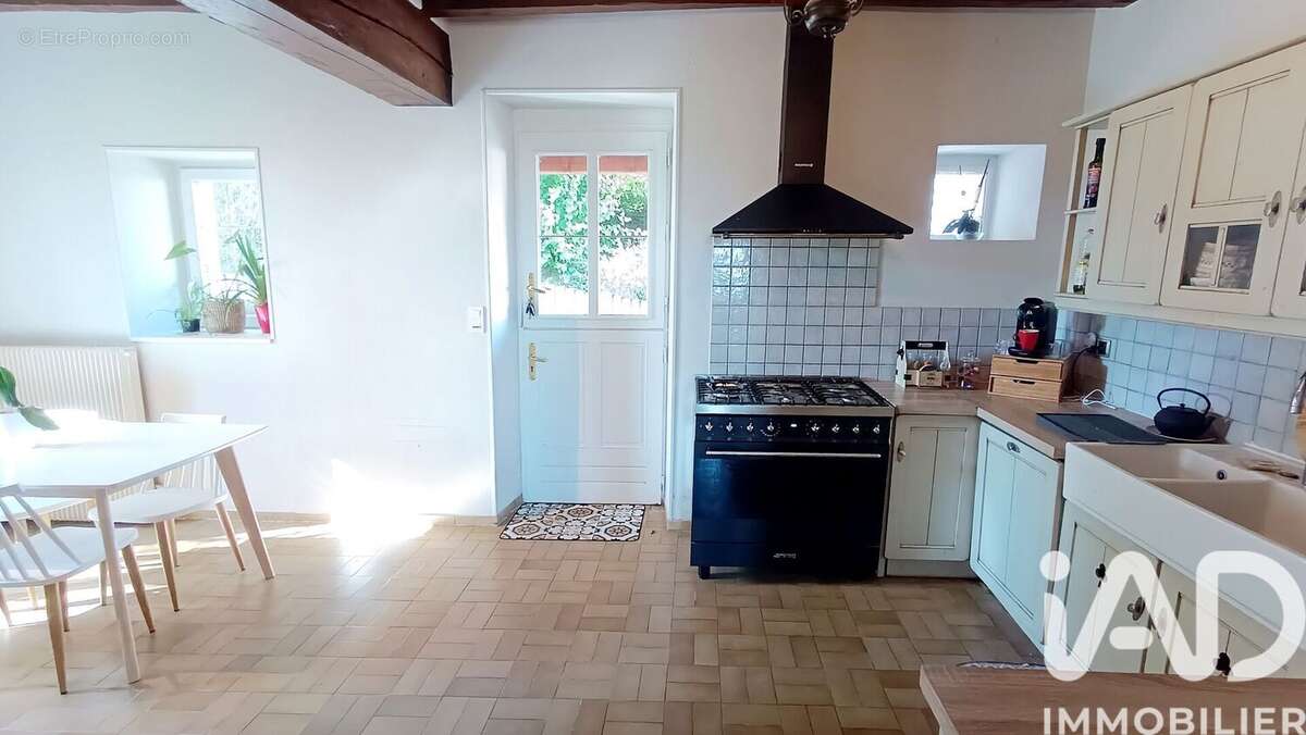 Maison 222 m² à Saint-Genou  - photo 7