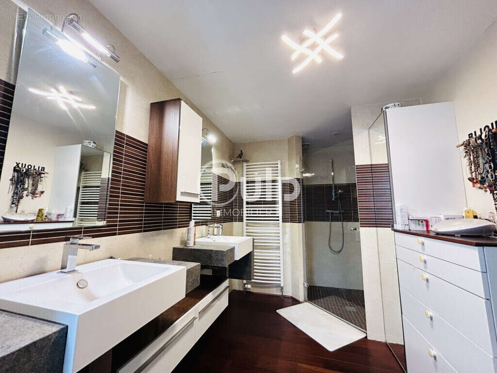 Maison de ville - semi individuelle - semi plain pied - 5 chambres - double garage - jardin - photo 4