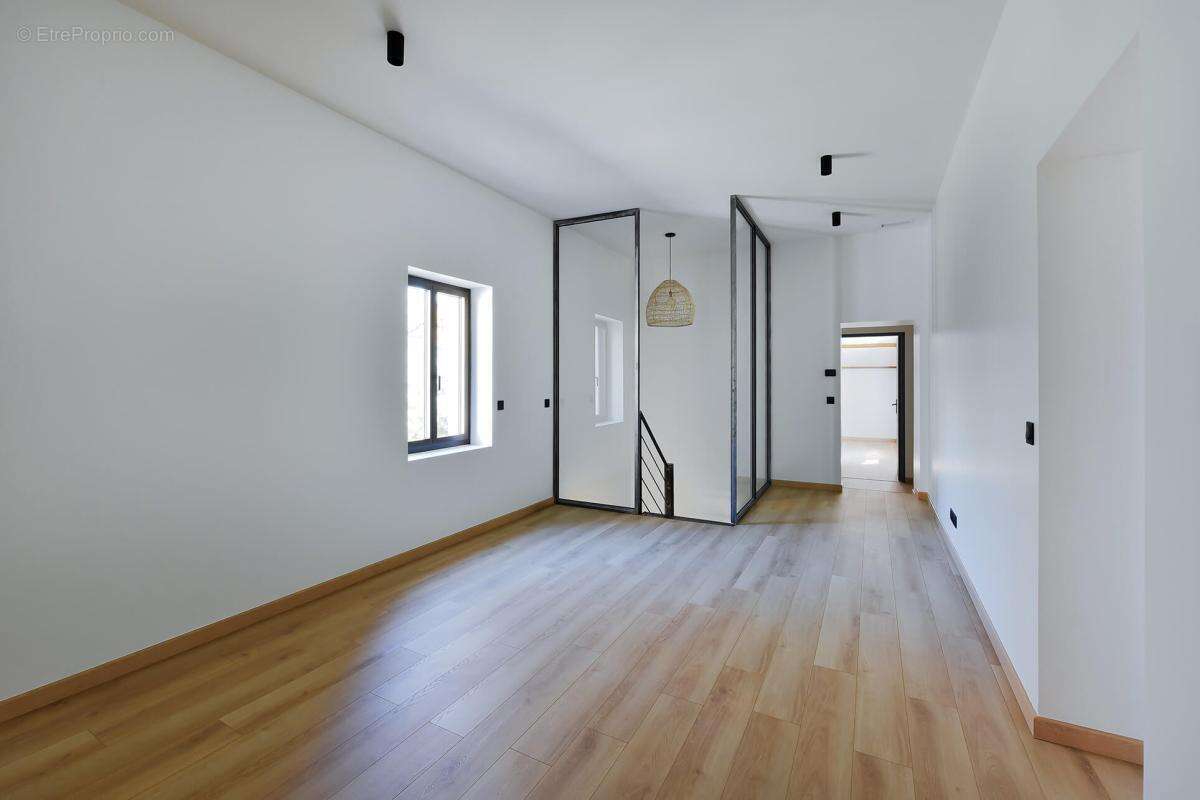 Maison à NEYRON