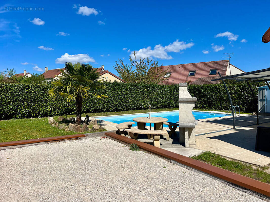 Maison à VILLENEUVE-LE-COMTE