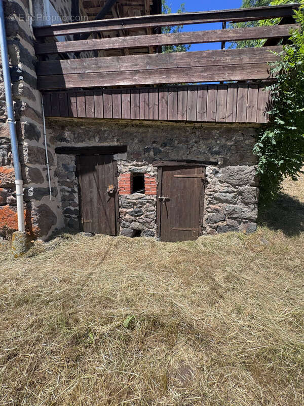 Corps de ferme rénové, 1272 m2 de terrain et jolie vue dégagée Secteur Puy Mary - photo 30