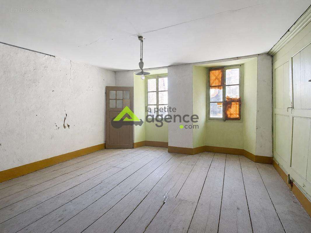 Maison 140 m2 + grange + atelier + garage   Gros potentiel - photo 5
