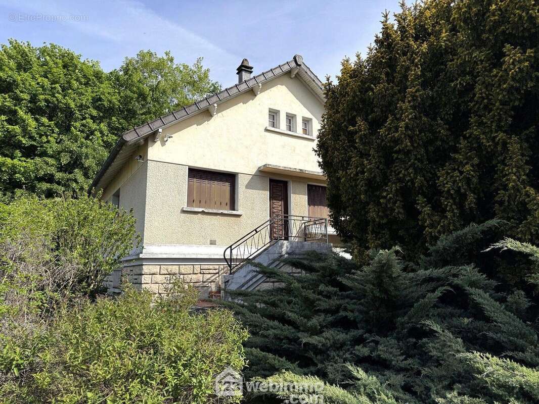 Voici la façade avant de cette maison individuelle édifiée sur sous-sol total - Maison à VILLABE