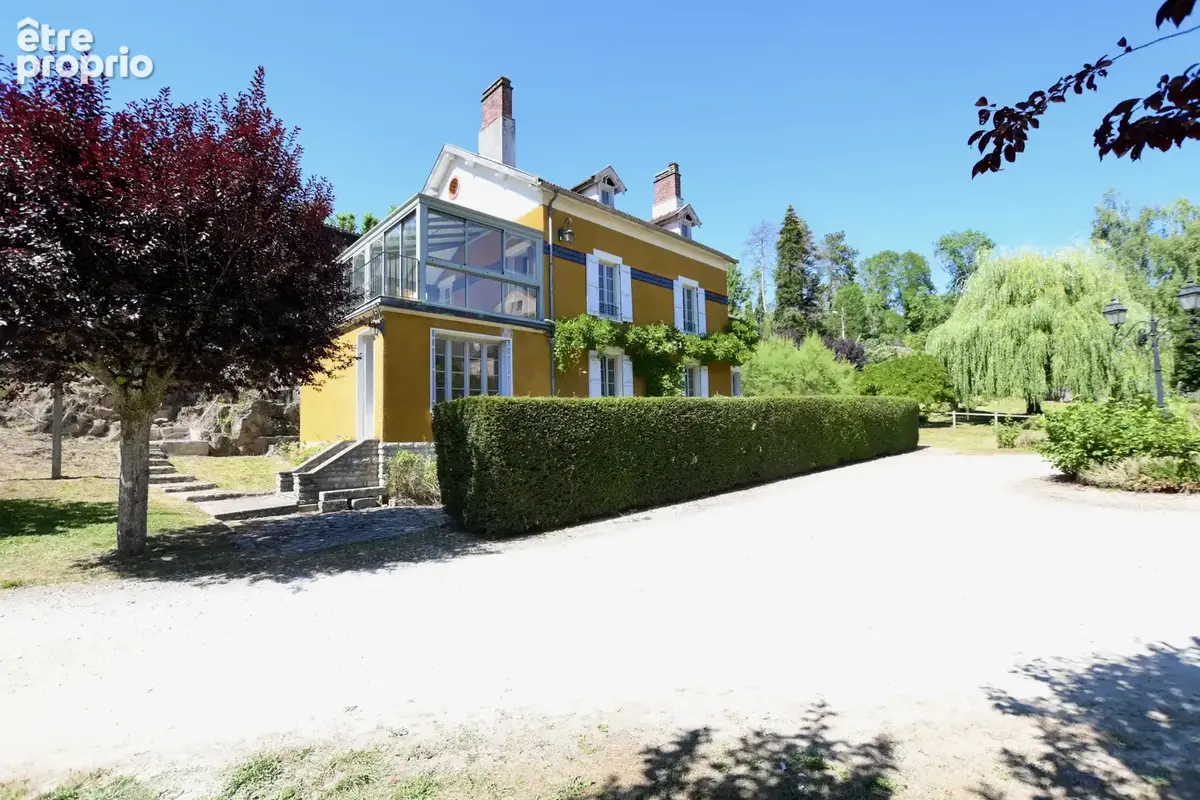 À Avallon, vaste propriété de charme avec parc arboré et potentiel familial ou locatif - photo 2