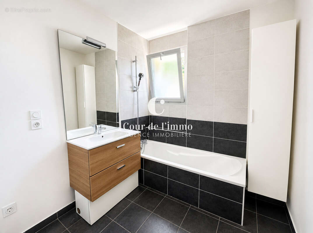Appartement à ETREMBIERES