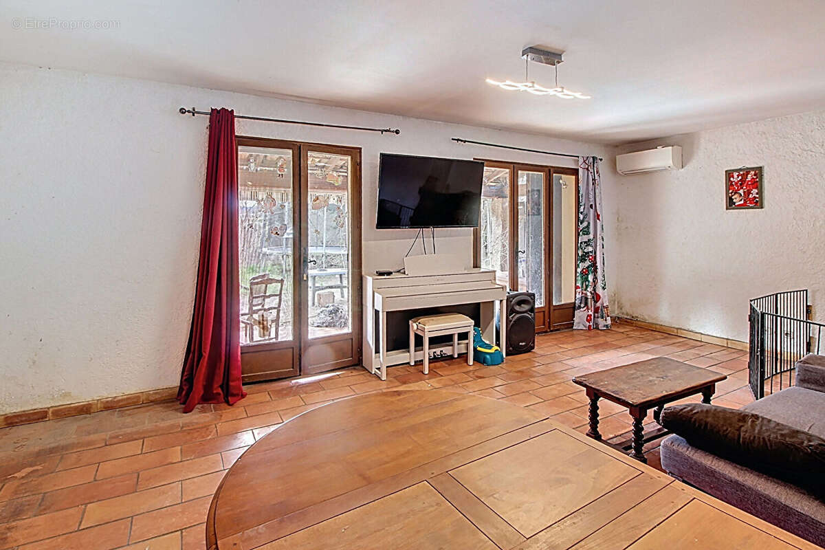 Maison à ENTRECASTEAUX