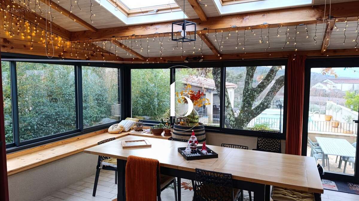 Maison à SAINT-JUST-ET-VACQUIERES