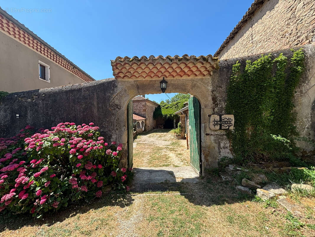 Ensemble immobilier avec dépendances, piscine et lac - photo 4