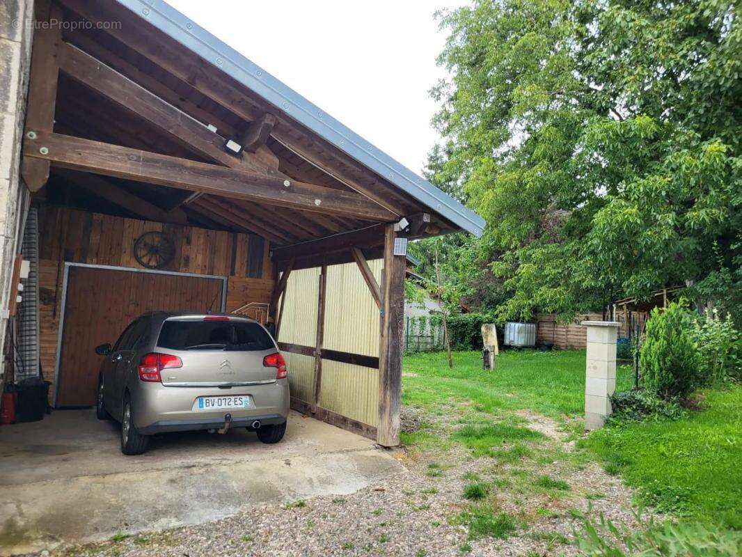 Maison à MONTECHEROUX