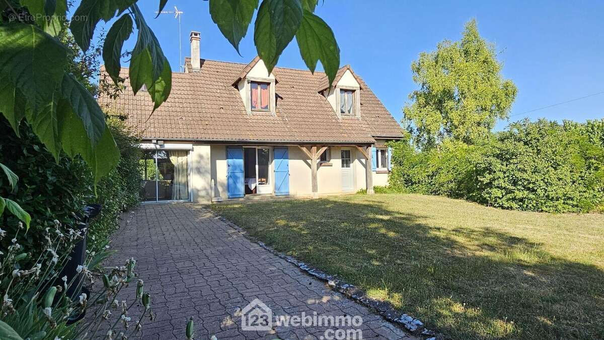 Venez visiter cette maison d'une surface de 135 m². - Maison à MILLY-LA-FORET